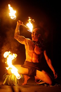 Une danseur de feu polynésien