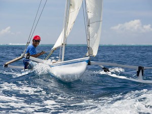 Pirogue de travail à voile © Julien Girardot